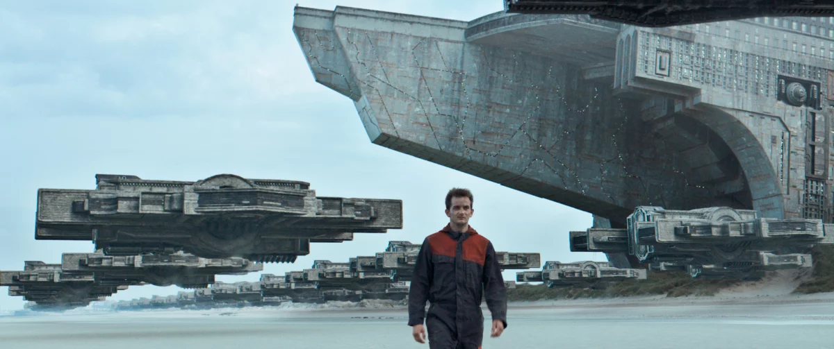 Filmstill L'Empire mit Raumschiffen und einem Menschen im Vordergrund