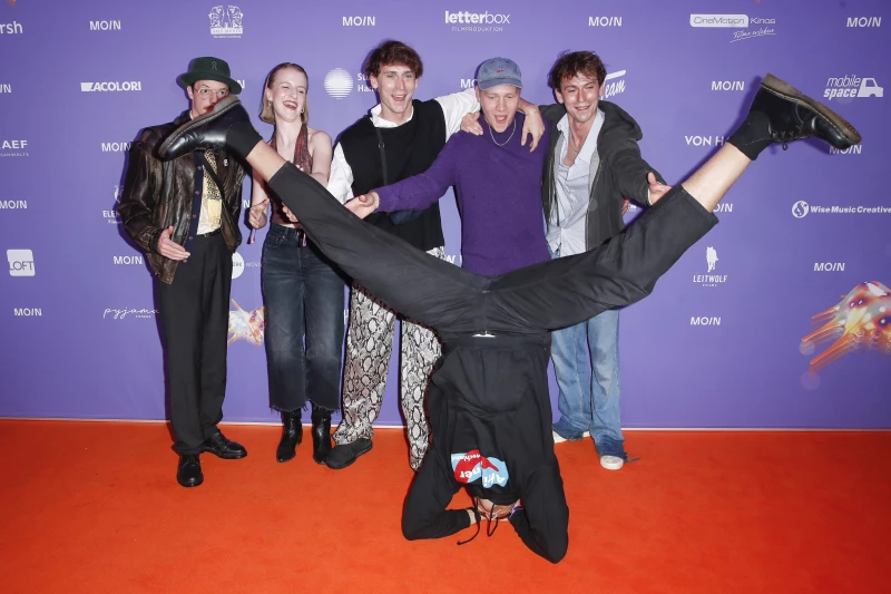 Das Team der Serien "Die Discounter" und "Player of Ibiza" auf dem roten Teppich