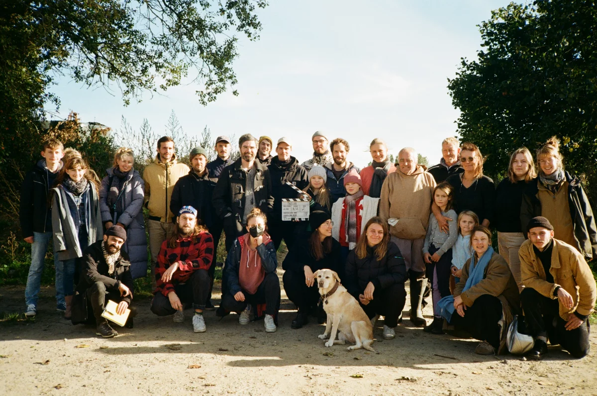 Cast und Crew posieren auf einem Gruppenfoto