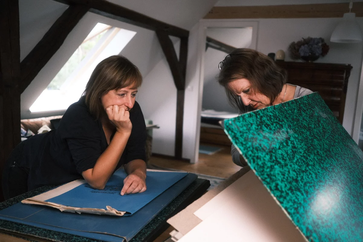Katharina Pethke und ihre Mutter beim Durchschauen von Zeichnungen