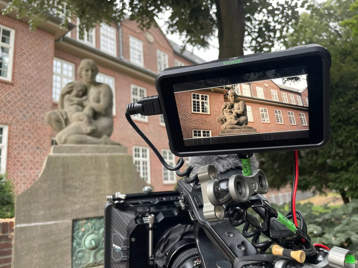 Eine Kamera filmt eine Skulptur
